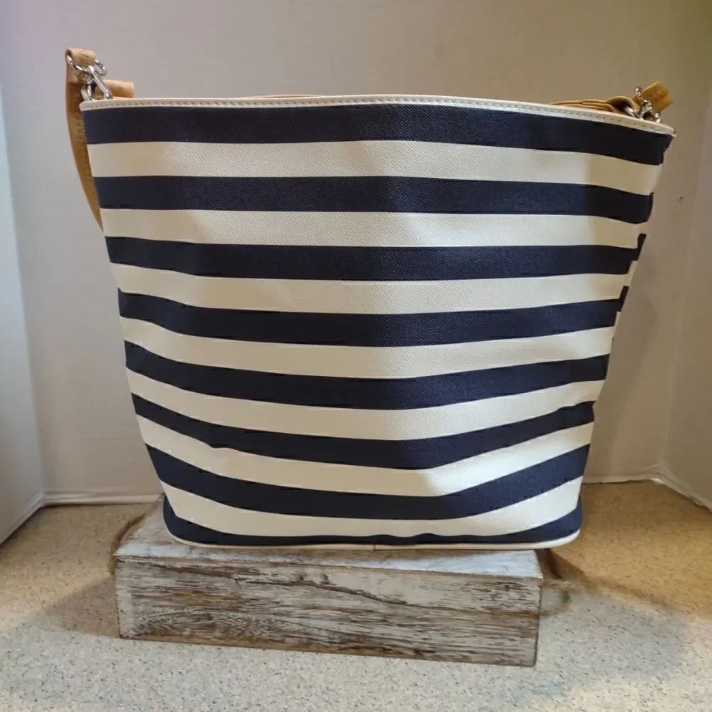 Beach Tote  - Picture 4 of 9